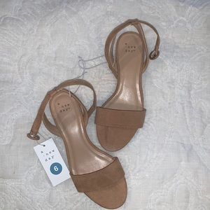 NEVER WORN! NUDE TAUPE SUEDE SANDALS